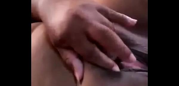  Menina brasileira fazendo masturbação muito bonita
